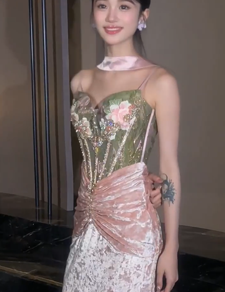 Beautiful Spaghetti Strap Mermaid Prom Dress Beading Appliques Evening Dress AP7133