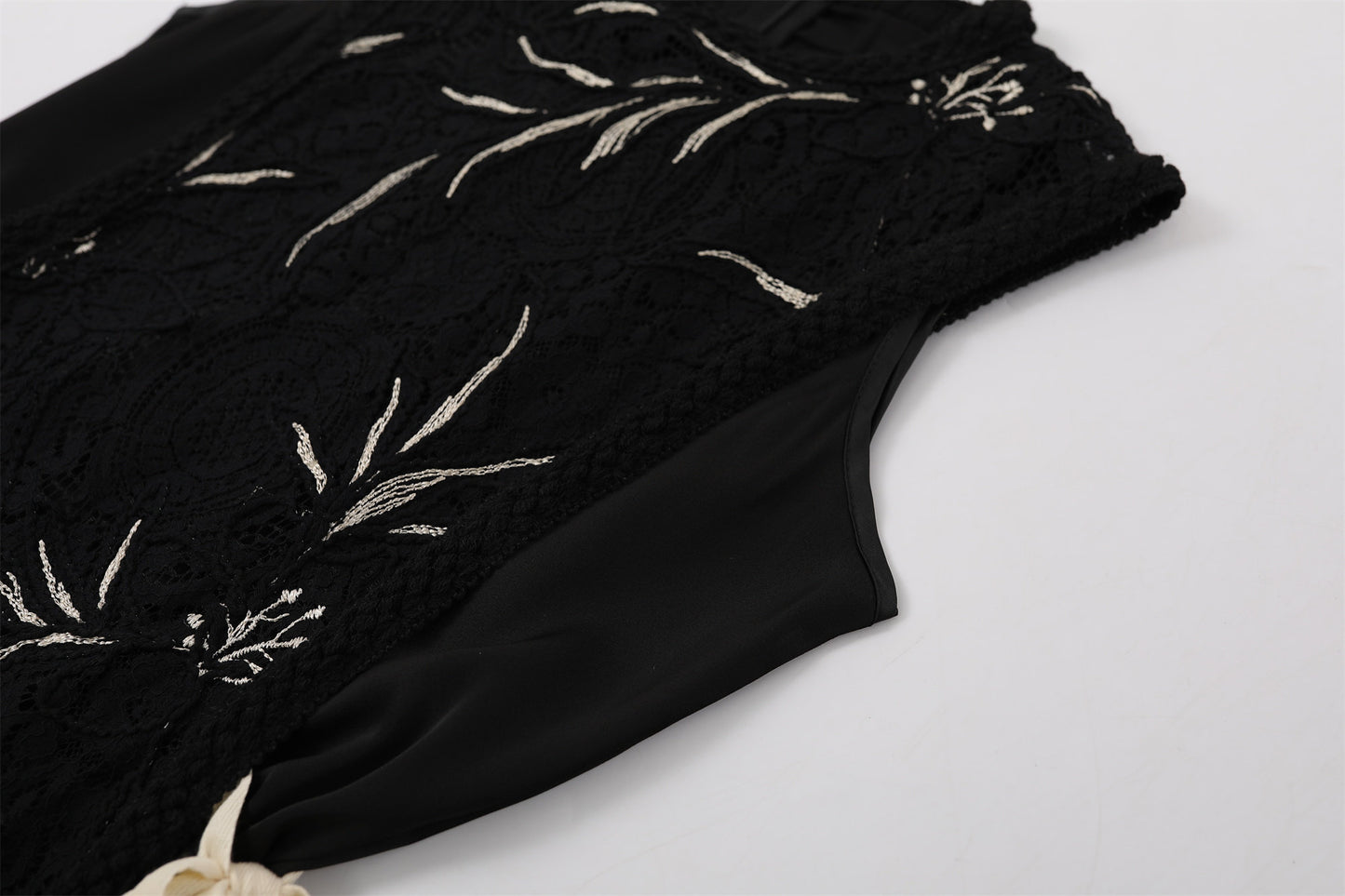 Hottie White Embroidery Waist Ties Jewel Neck A-Line Maxi Dresses Gothic Sleeveless Black Lace Evening Galas Long Dress AP7206