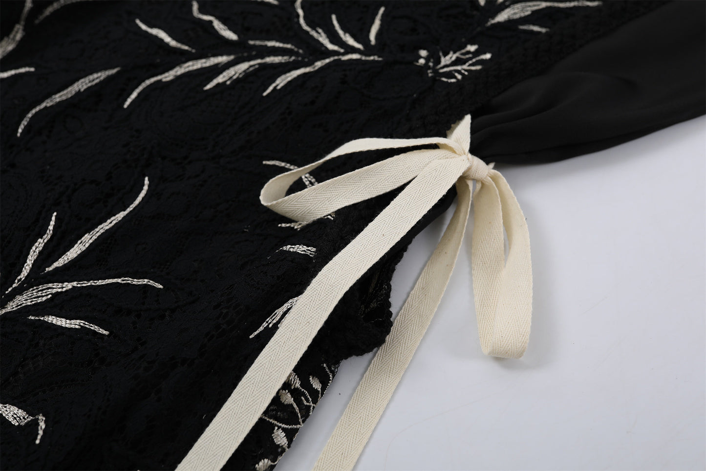 Hottie White Embroidery Waist Ties Jewel Neck A-Line Maxi Dresses Gothic Sleeveless Black Lace Evening Galas Long Dress AP7206