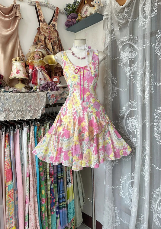 Playful Pastel Pink Yellow Floral Print Scoop Neck Sleeveless Bow Front Tiered Ruffle Skirt A‑Line Short Homecoming Dress AS2370