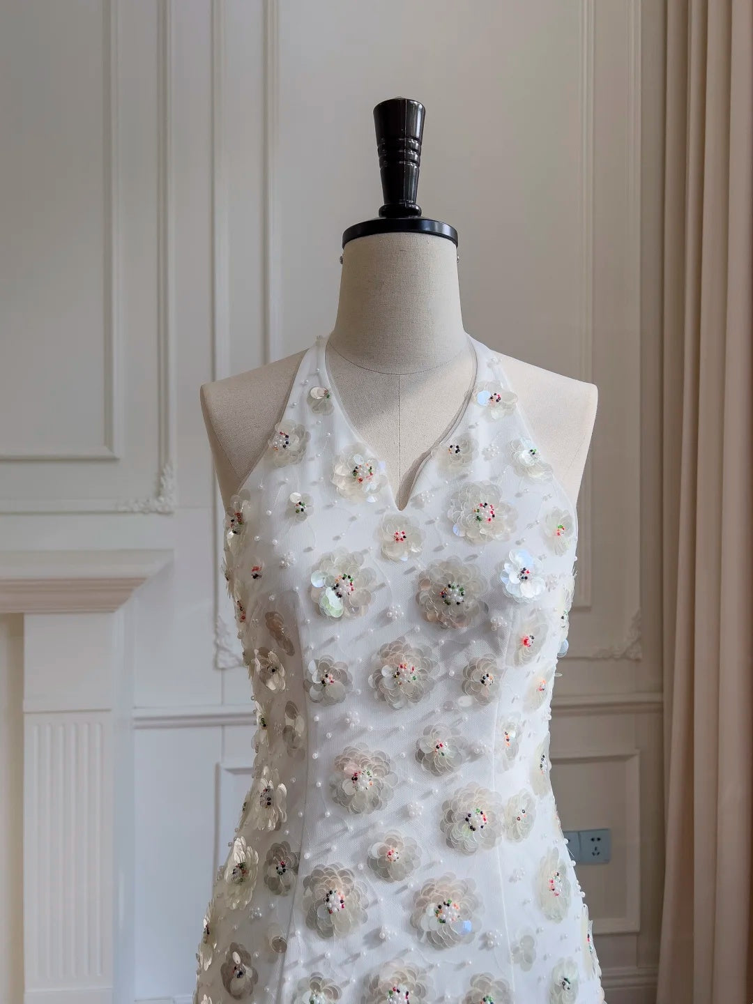 Romantic White Halter V-Neck Bodycon Short Homecoming Dress With 3D Floral Sequin Beaded Appliques AS2933