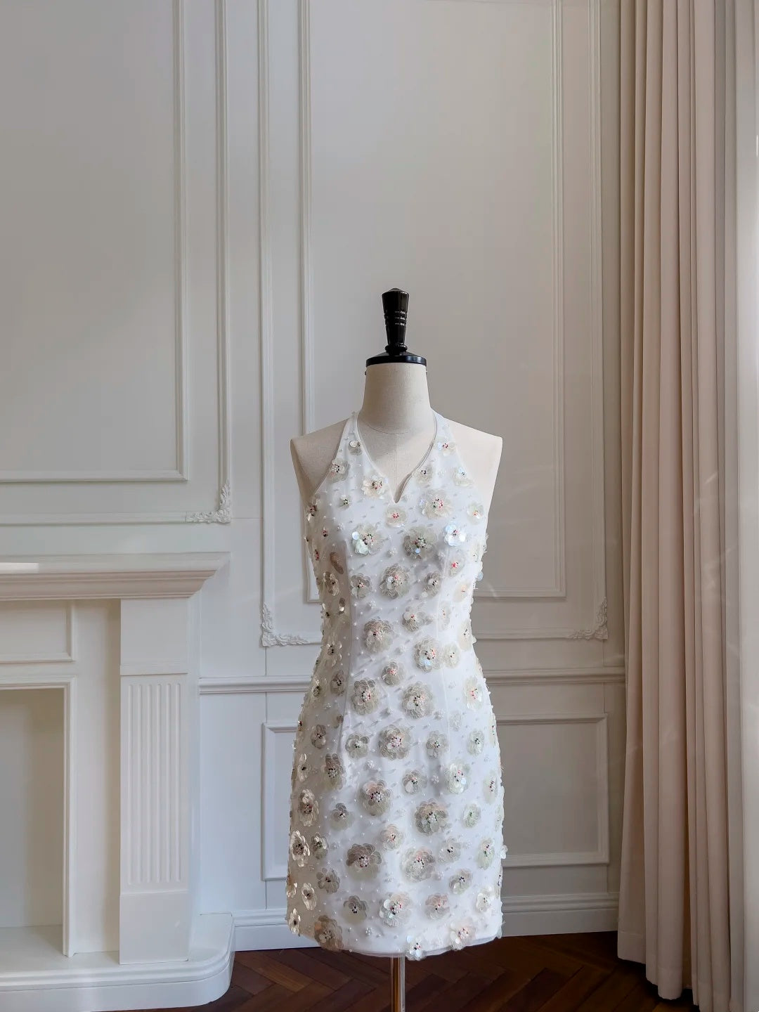 Romantic White Halter V-Neck Bodycon Short Homecoming Dress With 3D Floral Sequin Beaded Appliques AS2933
