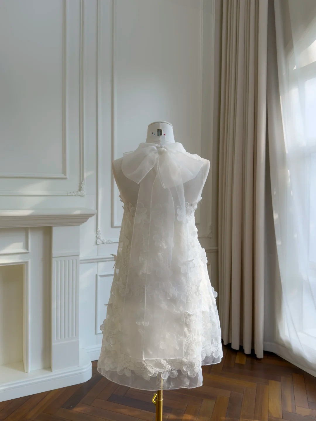 Airy White High Neck Sleeveless A-line Short Homecoming Dress With 3D Floral Lace Appliques AS2935