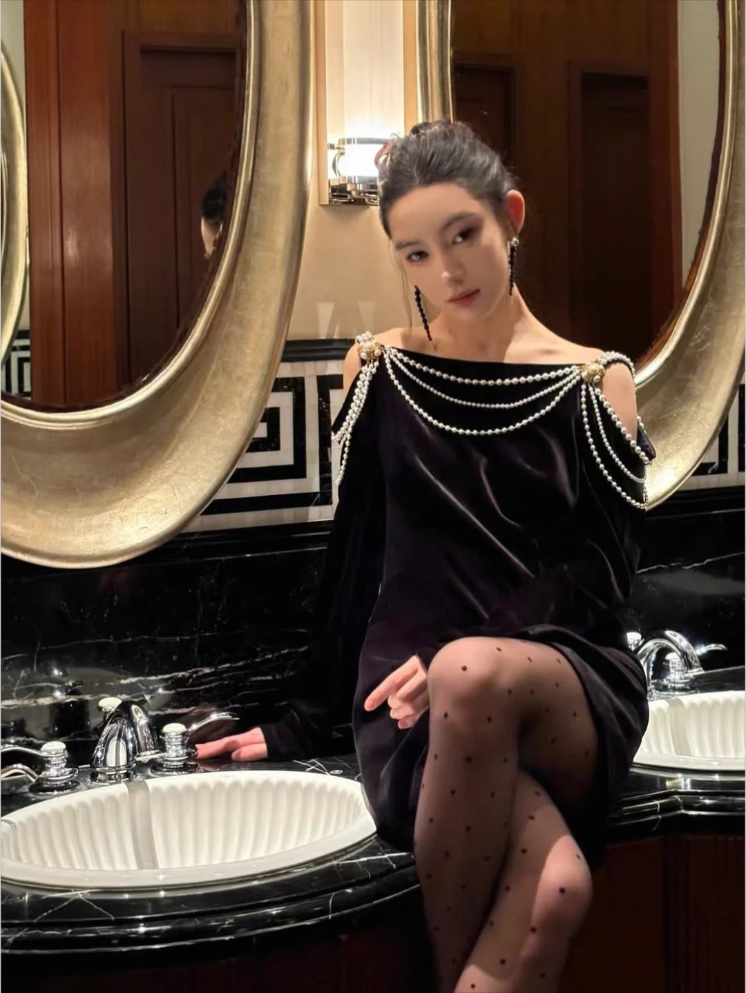 Luxury Black Off Shoulder Strap Velvet Pearl Beaded Long Sleeve Sheath Party Dress Short Homecoming Dress AS3218