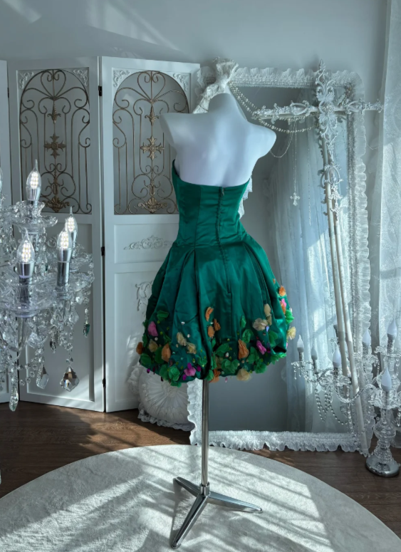 Classic Emerald Sweetheart A-Line Short Homecoming Dress With 3D Floral Hem & Rhinestone Detail AS675