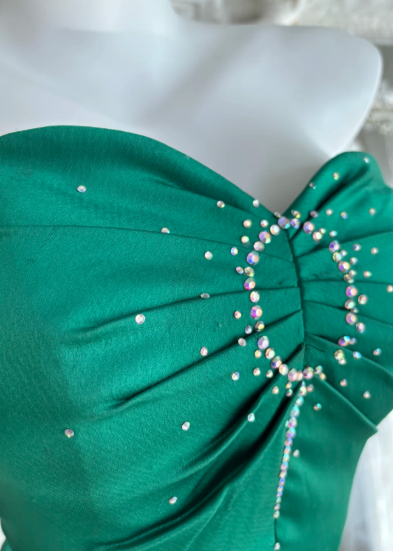 Classic Emerald Sweetheart A-Line Short Homecoming Dress With 3D Floral Hem & Rhinestone Detail AS675
