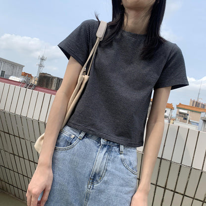 Simple Short White T-shirt Black Navel T-shirt AP000106