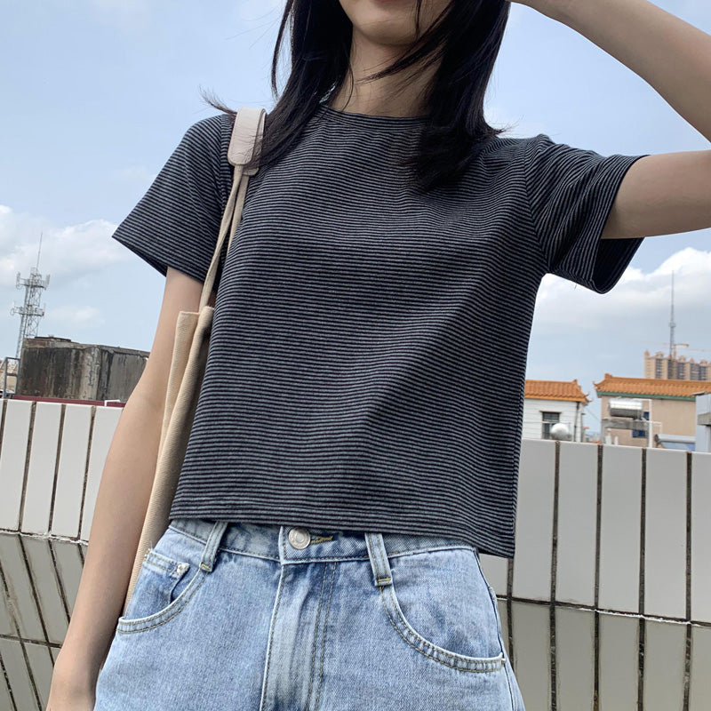 Simple Short White T-shirt Black Navel T-shirt AP000106